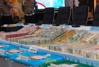 Kortastipidkor Polri bersama Direktorat Reserse Kriminal Khusus (Ditreskrimsus) Polda Metro Jaya melakukan penggeledahan di rumah kawasan Parahyangan Golf II, Sentul City, Kabupaten Bogor, dengan barang bukti sitaan emas batangan, mata uang asing, uang tunai, hingga bingkai foto. (Liputan6.com/Dimas Ramadhan Wicaksana)