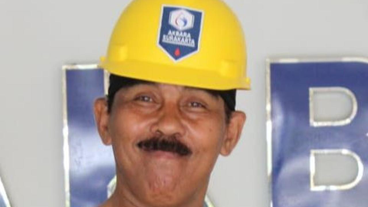 Kopral Bagyo Prajurit Terkuat Berpose Sangar Sambil Pakai Ikat Kepala Dengan Para Jenderal