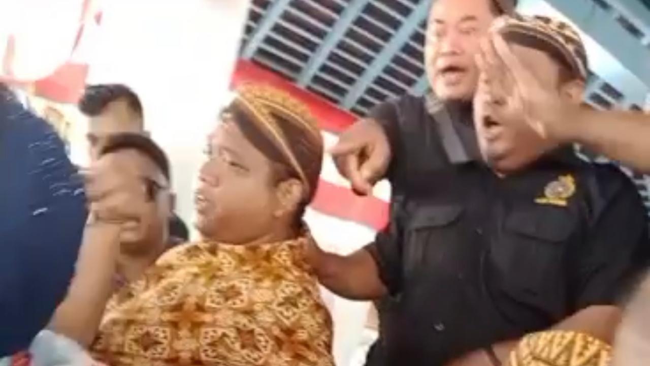 Kericuhan rangkaian tradisi Miyos (keluar) Gamelan Sekaten 2026. (merdeka.com/Arie Sunaryo).