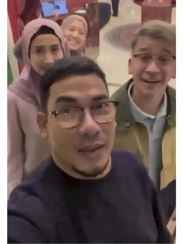 6 Potret Ruben Onsu Imami Salat Desy Ratnasari dan Putrinya, Bukber Puasa Syawal