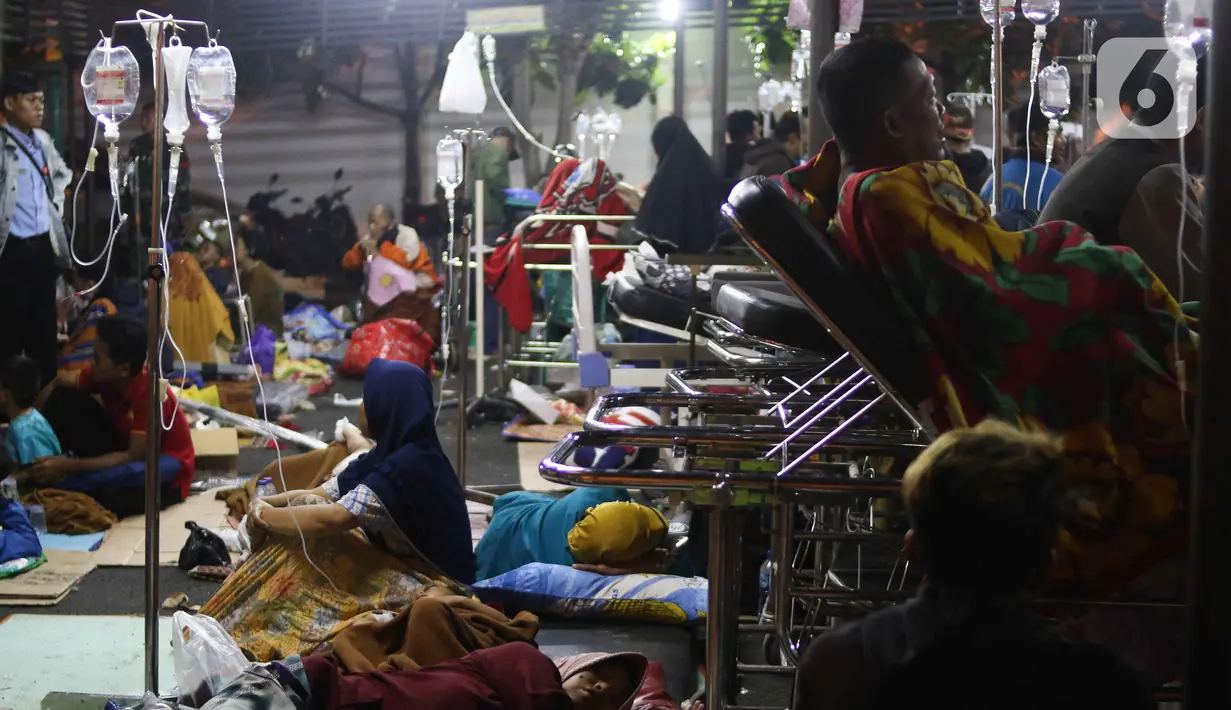 Korban gempa menjalani perawatan di RSUD Sayang, Kabupaten Cianjur, Jawa Barat, Senin (21/11/2022). Data BNPB mencatat, hingga pukul 19.34 WIB sebanyak 62 warga menjadi korban meninggal dunia dan 25 orang tercatat masih tertimbun reruntuhan akibat gempa dengan kekuatan 5,6 SR di Kabupaten Cianjur. (Liputan6.com/Herman Zakharia)