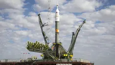 Pesawat luar angkasa  Soyuz TMA - 18M saat diletakkan di landasan peluncuran, kosmodrom Baikonur, Kazakhstan,Senin (31/8/2015). Soyuz akan dijadwalkan lepas landas pada dua September 2015. (REUTERS/Shamil Zhumatov)