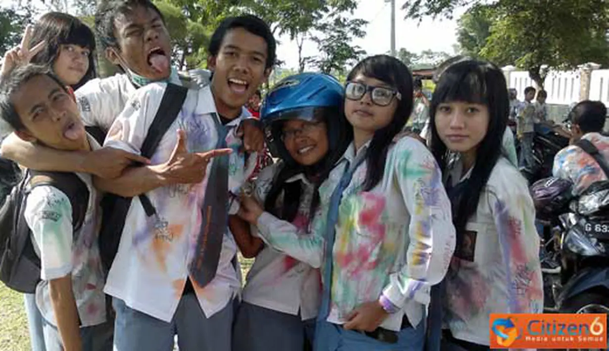 Citizen6, Pekalongan: Siswa-siswi SMKN 2 Pekalongan merayakan kelulusan. (Pengirim: Dwirianan)
