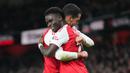 Pemain Arsenal, Mikel Merino (kiri) berpelukan dengan Bukayo Saka setelah memberikan assist dalam laga lanjutan Liga Inggris 2025/2026 melawan Brentford di Emirates Stadium, London, Inggris, Rabu (03/12/2025) waktu setempat. (AP Photo/Kirsty Wigglesworth)