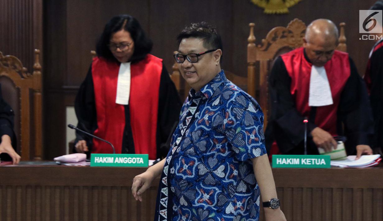 Terdakwa kasus suap hakim ad hoc PN Tipikor Medan, Hadi Setiawan usai menjalani sidang pembacaan putusan di Pengadilan Tipikor, Jakarta, Kamis (4/4). Hadi terbukti membantu Tamin Sukardi menyuap Merry untuk melancarkan perkaranya di Pengadilan Tipikor Medan. (Liputan6.com/Helmi Fithriansyah)