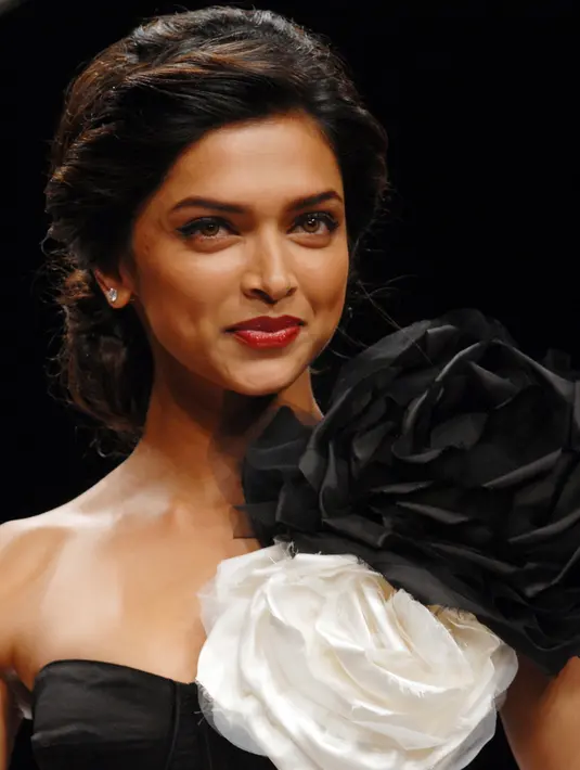 Wanita 29 tahun ini bukan hanya terpilih menjadi Aktris Bollywood Terseksi, namun juga Aktris Terbaik mengalahkan Priyanka Chopra dan Kangana Ranaut. (Bintang/EPA)