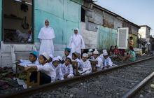 Keberanian anak-anak Surabaya belajar mengaji di pinggir rel