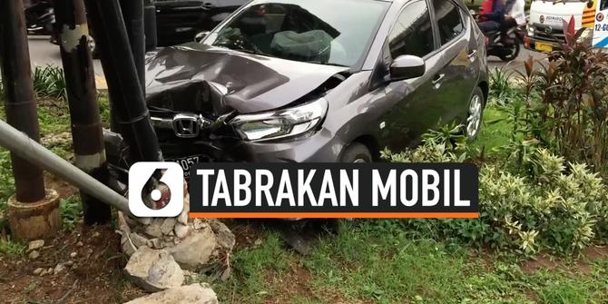 VIDEO: Hilang Kendali, Mobil Tabrak Taman di Jatinegara