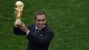 Mantan kapten Jerman Philipp Lahm mempersembahkan trofi Piala Dunia pada penutupan Piala Dunia 2018 Rusia sebelum pertandingan sepak bola final antara Prancis dan Kroasia di Stadion Luzhniki, Moskow (15/7). (AFP Photo / Gabriel Bouys)