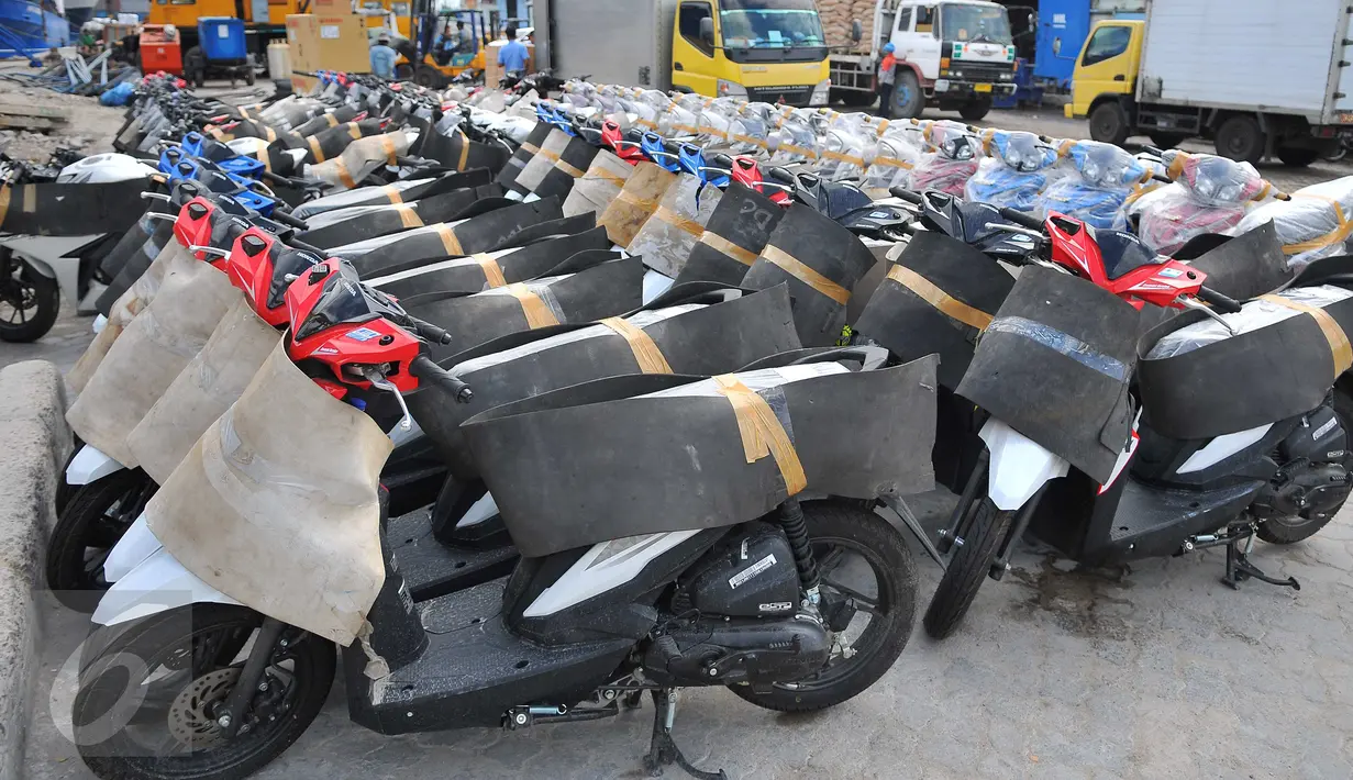 Puluhan motor tampak berjajar sebelum didistribusikan melalui Pelabuhan Sunda Kelapa Jakarta, Senin (9/1). Asosiasi Industri Sepeda Motor Indonesia (AISI) memprediksi penjualan motor pada 2017 masih akan cenderung stagnan. (Liputan6.com/Angga Yuniar)
