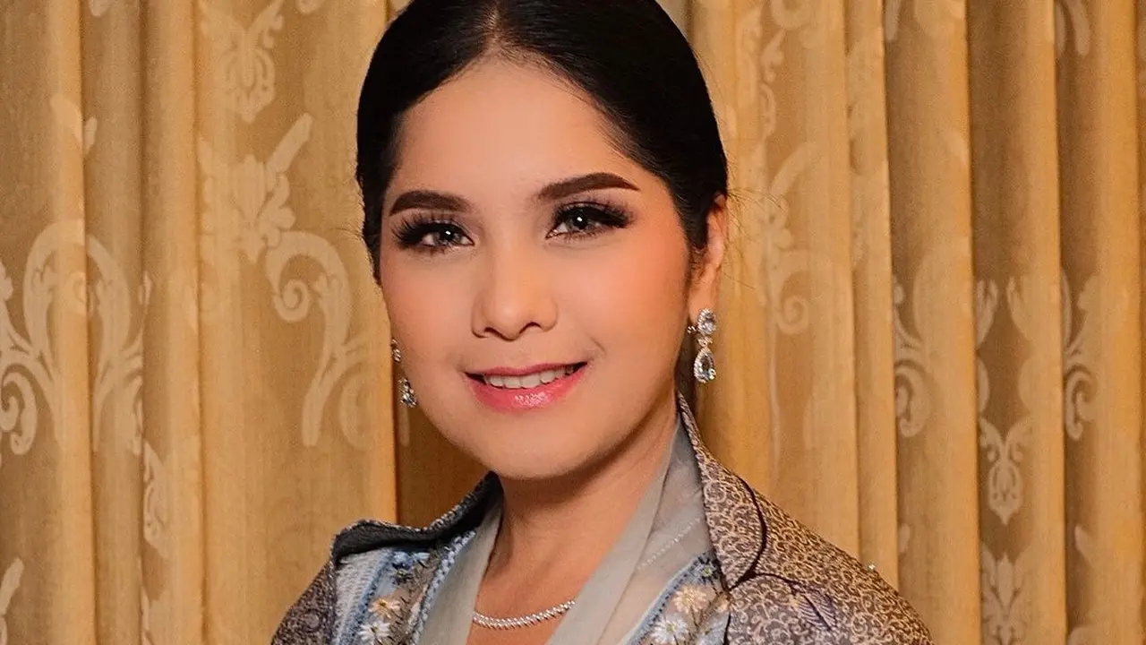 6 Potret Annisa Pohan Dipulas Makeup Matte Flawless saat Dampingi AHY Terima Gelar Doktor dengan Predikat Cumlaude