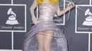 Gaun unik yang dikenakan Lady Gaga ini rancangan Giorgio Armani spesial dibuat untuk acara ‘Grammy Awards’ ke-52 di California, Amerika (31/1/2010). (Bintang/EPA)