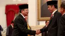 Presiden Jokowi mengucapkan selamat kepada Laksamana Dua (Laksda) Willem Rampangilei (kiri) usai pelantikan dirinya sebagai Kepala Badan Nasional Penanggulangan Bencana (BNPB) di Istana Negara, Jakarta, Senin (7/9/2015). (Liputan6.com/Faizal Fanani)