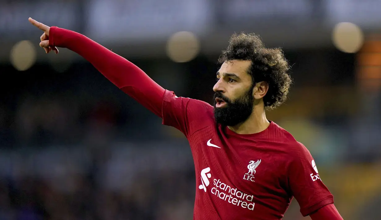 Pemain Liverpool, memberikan instruksi ke rekannya pada laga pekan ke-22 Liga Inggris 2022/2023 mealwan Wolverhampton di Molineux Stadium, Sabtu (04/02/2023). Liverpool kalah dengan skor 0-3 dari Wolves. (AP via PA/Tim Goode)