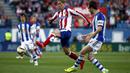 Fernando Torres berhadapan dengan Mikel Gonzalez di Stadion Vicente Calderon (8/4/2015).  ( REUTERS/Susana Vera) 