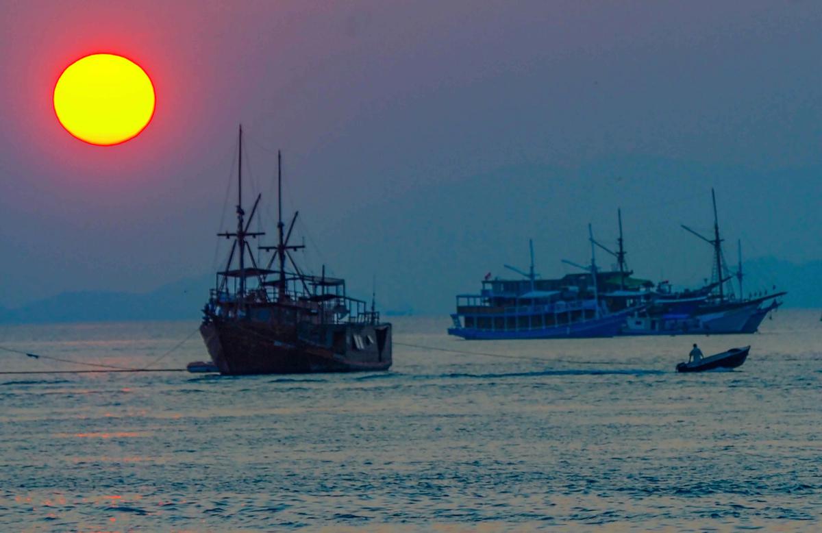 FOTO: Labuan Bajo Kota Seribu Sunset yang Menawan di Ujung Flores