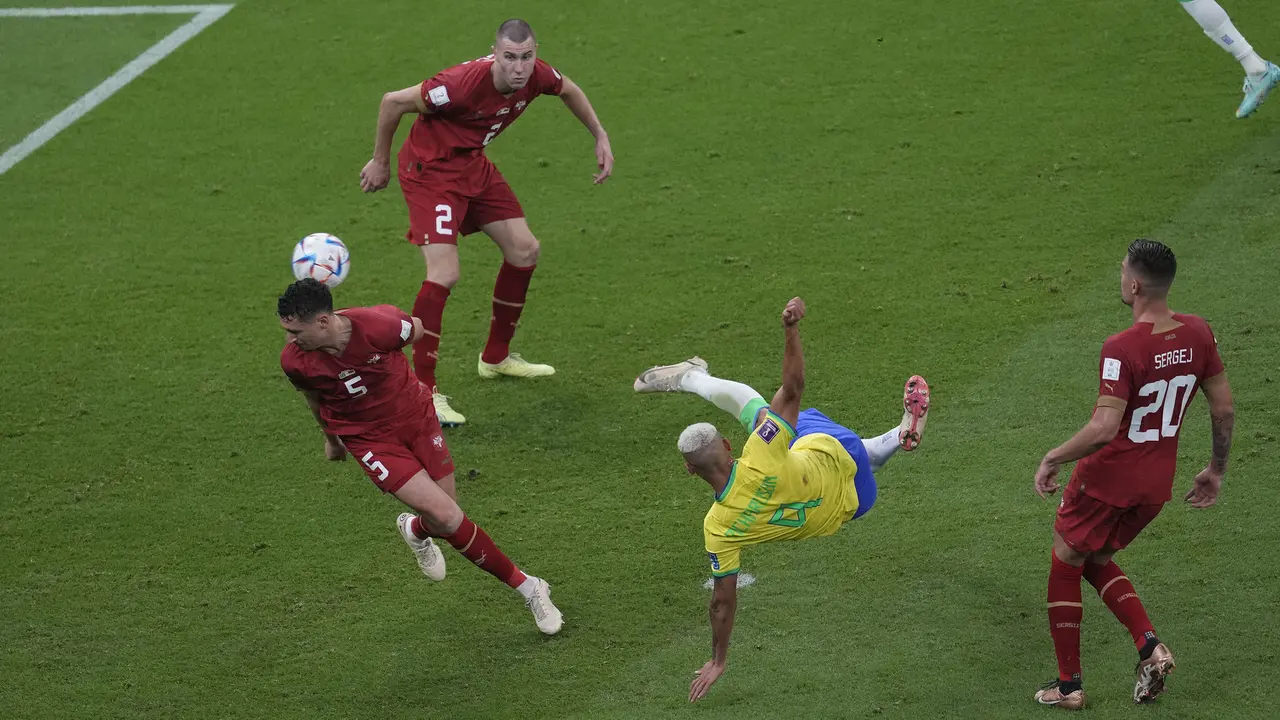 Foto: Richarlison Cetak Gol Indah ke Gawang Serbia saat Laga Perdana Timnas Brasil di Piala Dunia 2022