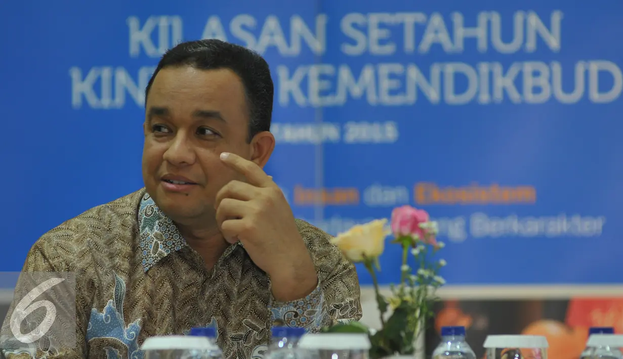 Anies Baswedan saat mengikuti rilis hasil kinerja selama setahun Kemendikbud, Jakarta, Rabu (30/12). Anies menyampaikan di tahun awal menjabat Kemendikbud langsung melakukan sejumlah perubahan sesuai keluhan masyarakat. (Liputan6.com/Faisal R Syam)
