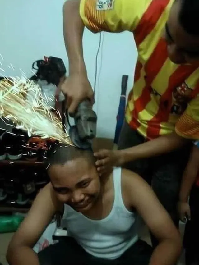 7 Potret Orang Cukur Rambut Pakai Alat Anti-Mainstream Ini Bikin Ngeri