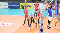 Pemain Surabaya Bhayangkara Samator Samsul Kohar melepaskan smes dalam laga melawan Bogor LavAni pada seri ketiga putaran pertama Proliga 2022 di GOR Padepokan Voli Jenderal Polisi Kunarto, Sentul, Bogor, Sabtu (22/1). (foto: PBVSI)