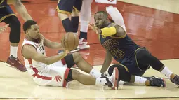 Pemain Raptors, Kyle Lowry #7 berebut bola dengan LeBron James #23 pada laga final wilayah timur NBA playoffs 2016 di Air Canada Centrer (27/5/2016). (Nick Turchiaro-USA TODAY Sports)