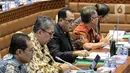 Menteri Perhubungan Budi Karya Sumadi  bersama jajarannya mengikuti rapat kerja dengan Komisi V DPR. (Liputan6.com/Faizal Fanani)
