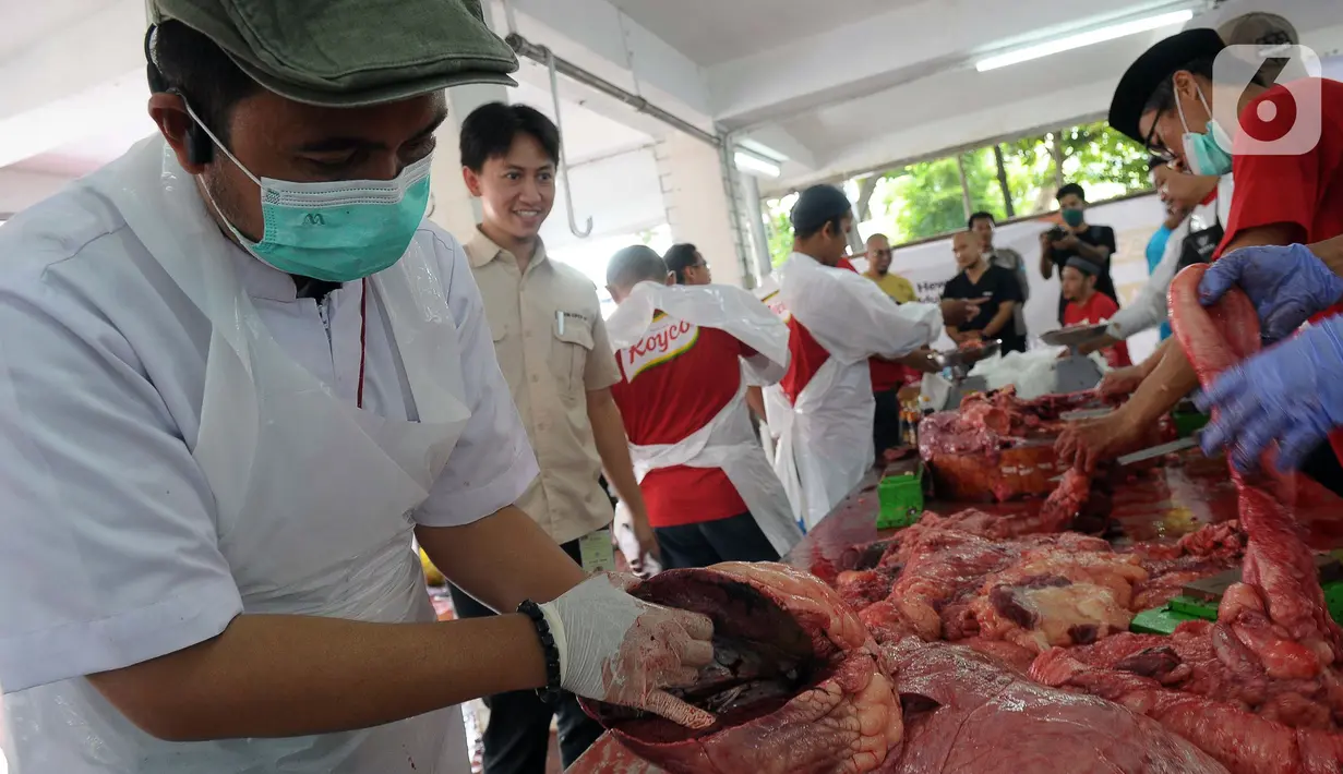 Masjid Istiqlal menerima sumbangan 49 ekor sapi dan delapan kambing untuk dibagikan kepada masyarakat. (merdeka.com/Imam Buhori)