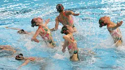 Tim perenang Artistik Korea Utara menampilkan gerakan pada babak final nomor free routine Asian Games 2018 di Aquatic Center, Gelora Bung Karno, Jakarta, Rabu (29/8). Korea Utara memperoleh skor 170.8475 (Liputan6.com/Fery Pradolo)