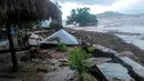 Suasana banjir bandang di Pulau Lembata, provinsi Nusa Tenggara Timur, Minggu (4/5/2021).  NTT diterjang banjir bandang dan tanah longsor pada Minggu dini hari, 4 April 2021, sekitar pukul 01.00 WITA. (AFP/Handout/BNPB)