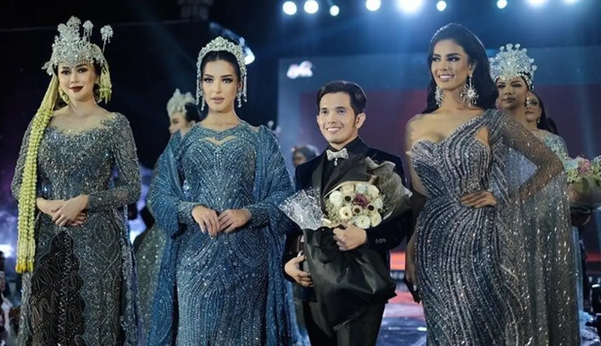 <p>Lucky Hakim sendiri mengundang Aura Kasih, Tasya Farasya, dan Vina Sitorus. Penampilan ketiganya membuat publik menjadi terpesona. [Foto: instagram.com/aurakasih]</p>