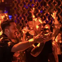 Perayaan ulang tahun yang mewah, glamor, dan semarak.