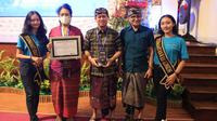 Bupati Suwirta (batik coklat) saat menerima penghargaan World No Tobaco Day Award dari WHO. (Ist).