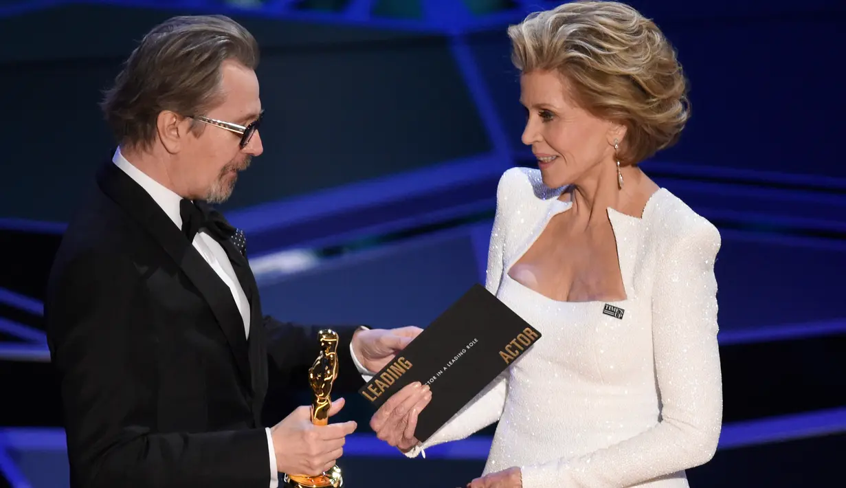 Gary Oldman saat menerima penghargaan dalam Oscar 2018 di Dolby Theater, Los Angeles, Amerika Serikat, Minggu (4/3). Perannya sebagai Winston Churchill di Darkest Hour berhasil membawa pulang Oscar. (Chris Pizzello/Invision/AP)