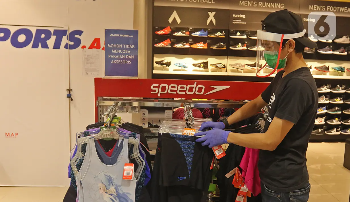 Pekerja merapikan pakaian di Mall Margo City, Depok, Jawa Barat, Selasa (9/6/2020). Pusat perbelanjaan atau mal di Kota Depok akan mulai dibuka pada 16 Juni 2020 dengan menerapkan sejumlah aturan protokol kesehatan yang ketat. (Liputan6.com/Herman Zakharia)