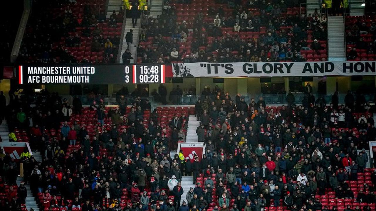 MU Sudah Kalah, Atap Old Trafford Juga Bocor