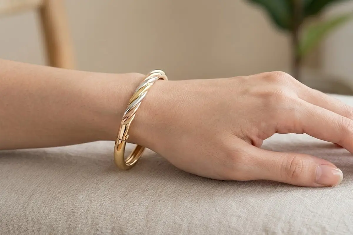 Gelang Emas Twist Tiga Warna yang Membuat Tangan Terlihat Lebih Ramping