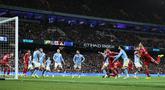 Pemain Liverpool, Virgil van Dijk, mencetak gol melalui tandukan kepalanya ke gawang Manchester City pada lanjutan Liga Inggris Etihad Stadium, Minggu (09/1, 1/2025) malam WIB. (AFP/Darren Staples)