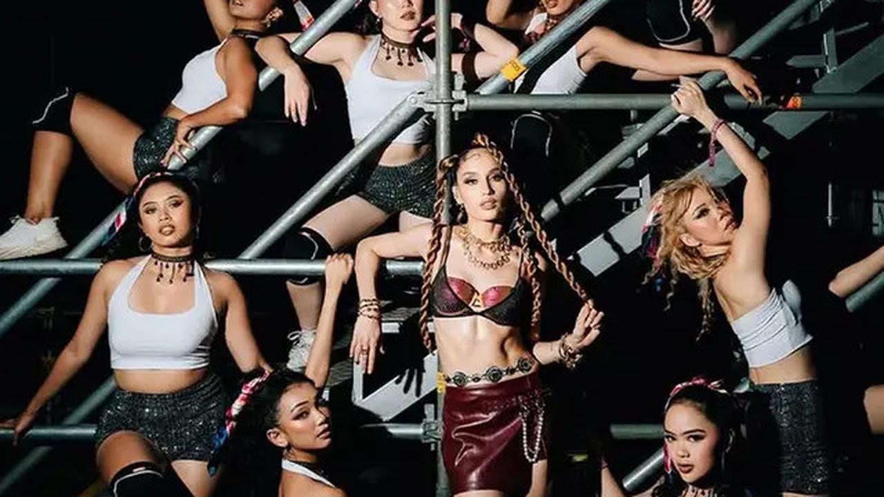 6 Gaya Cinta Laura Kenakan Double Bra saat Tampil di Panggung DWP 2024