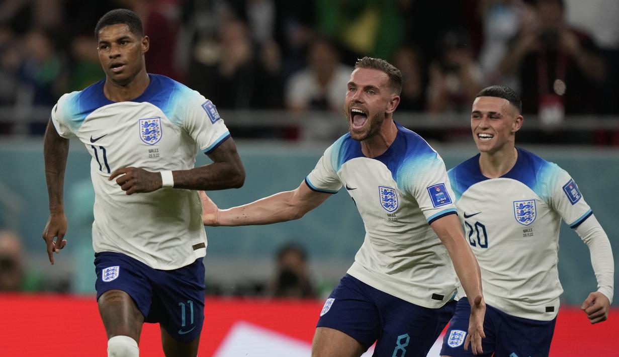 <p>Kemenangan Inggris atas Wales saat matchday ketiga Grup B Piala Dunia 2022, Rabu (30/11/2022) tak lepas dari peran dua pemain dari klub Manchester, yaitu Marcus Rashford dan Phil Foden. (AP/Frank Augstein)</p>