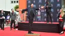 Penyanyi R&B AS, Lionel Richie berpose sambil membubuhkan cap kakinya di TCL Chinese Theatre, Hollywood, Rabu (7/3). Richie menerima berbagai penghargaan internasional dan penghargaan dari sejumlah negara. (Tommaso Boddi/Getty Images/AFP)
