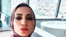 Rupanya, gaya berhijab Wanda Hamidah tidak hanya memperlihatkan sebagian rambut, namun juga bagian lehernya. (FOTO: instagram.com/wanda_hamidah)
