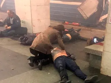Sejumlah orang tergeletak di Stasiun kereta bawah tanah, Metro Sennaya Ploshchad di St Petersburg, Rusia, Senin (3/4). Dikabarkan 10 orang tewas dan 50 lainnya luka-luka. (AP Photo)