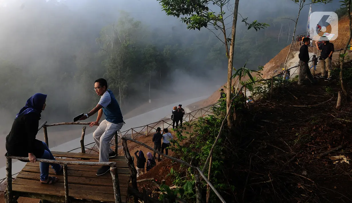 Pengunjung menunggu hilangnya kabut yang menutupi kawasan Gunung Luhur di Desa Citorek Kidul, Kecamatan Cibeber, Kabupaten Lebak, Banten, Sabtu (23/11/2019). Wisata “Negeri Di Atas Awan” yang sempat tutup sementara sejak September 2019 lalu ini kembali ramai oleh wisawatan. (merdeka.com/Arie Basuki)