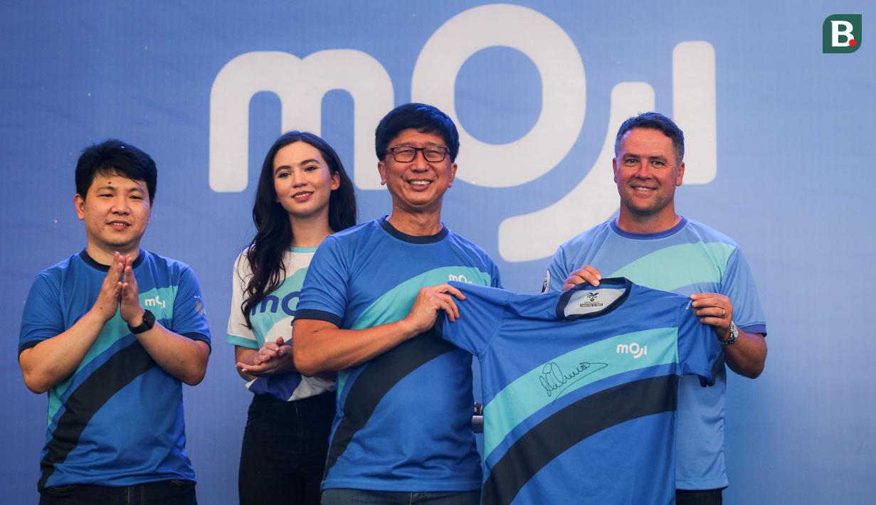 <p>Managing Director Emtek Group, Sutanto Hartono&nbsp;(tengah) dan Michael Owen berfoto sambil menunjukkan jersey yang bertanda tangan saat launching MOJI di Sumarecon Mall Serpong, Tangerang Selatan, Minggu (21/08/2022). (Bola.com/Bagaskara Lazuardi)</p>