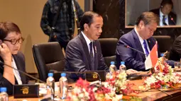 Pada akhir pertemuan bilateral, Jokowi dan PM Marape turut menyaksikan Memorandum Saling Pengertian tentang Kerja Sama di Bidang Pendidikan Tinggi yang ditandatangani oleh Menteri Luar Negeri Indonesia Retno Marsudi dan Menteri Pendidikan Tinggi Papua Nugini Don Polye. (ANDREW KUTAN/AFP)
