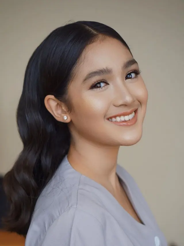 Biasa Natural, Ini 6 Potret Cut Syifa dengan  Makeup Tebal
