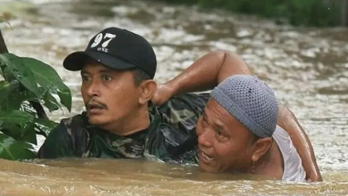 [Bintang] Salut! Anggota Koramil Terjun Selamatkan Warga yang Terseret Arus Sungai Welang