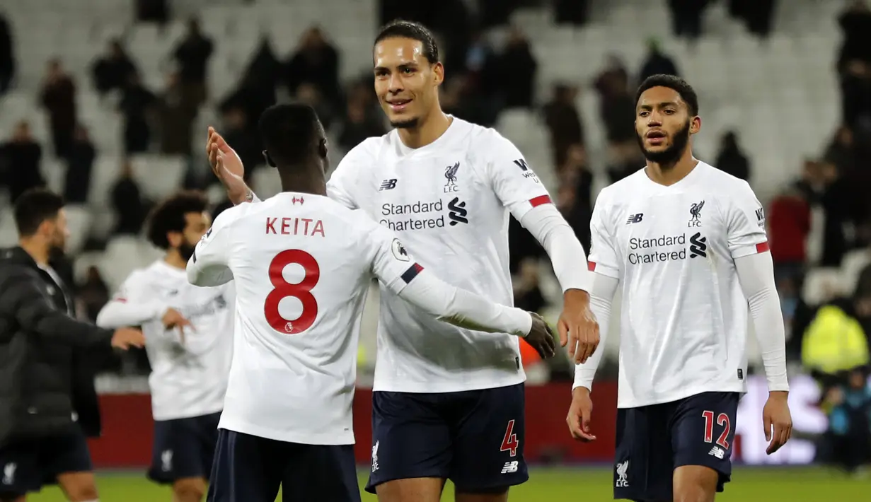 Gelandang Liverpool Naby Keita, Virgil van Dijk dan Joe Gomez merayakan kemenangan timnya atas West Ham pada pertandingan Liga Inggris di Stadion London, Rabu (29/1/2020). Liverpool menang 2-0 atas West Ham dan tetap kokoh di puncak klasemen dengan poin 70. (AP Photo/Frank Augstein)