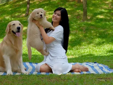 Resyana Hikmayudi mengajak binatang peliharaannya untuk piknik nih. Resyana diketahui memiliki 2 anjing berjenis golden retriever untuk menemani kesehariannya. (Liputan6.com/IG/@resyanahikmayudi)
