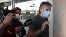 Ayah sekaligus agen Lionel Messi, Jorge Messi, tiba di Bandara, Barcelona, Rabu (2/9/2020). Kedatangan ayah Messi tersebut untuk membahas masa depan anak nya di Barcelona. (AFP/Lluis Gene)